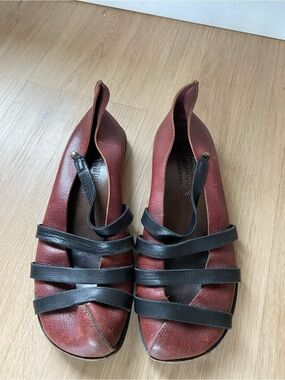 Cydwoq Jail Women Leather Ballet Flats Size 39.5 Casual Artisan Red Black Shoes